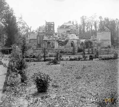 Eglise et château en ruines (Belleau)